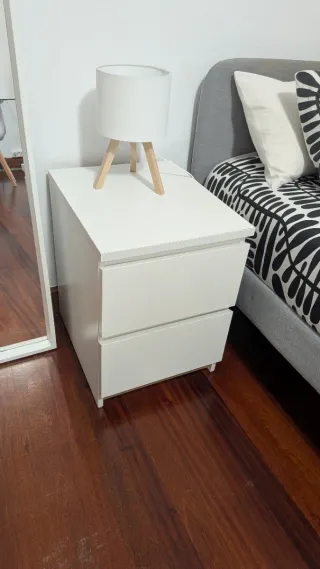 Mesa de noche corrediza blanca