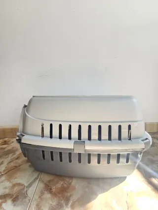 Transportín de plástico para gato