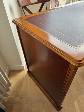 Escritorio de madera de cerezo con tapa de piel