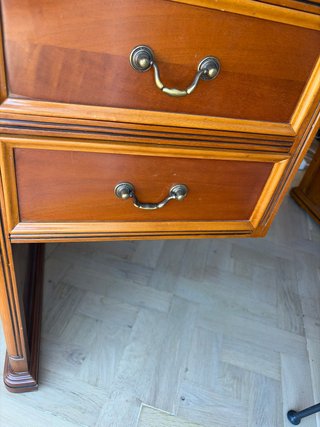 Escritorio de madera de cerezo con tapa de piel