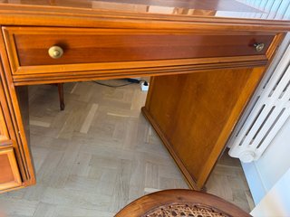 Escritorio de madera de cerezo con tapa de piel