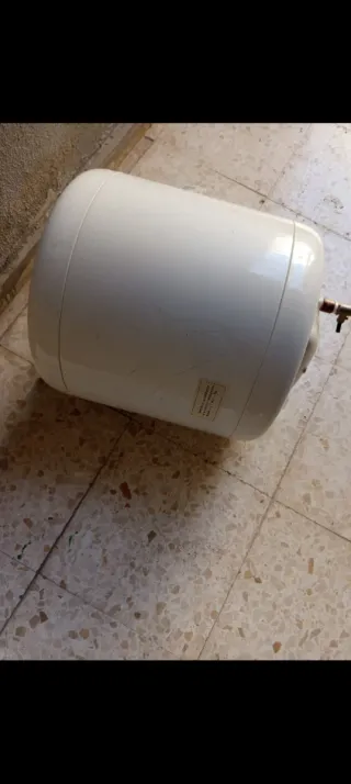 Calentador de agua blanco