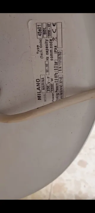 Calentador de agua blanco