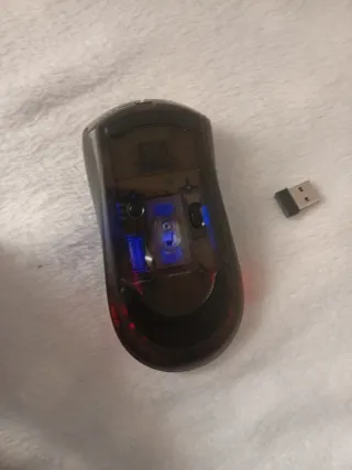 Ratón inalámbrico transparente con luces rojas