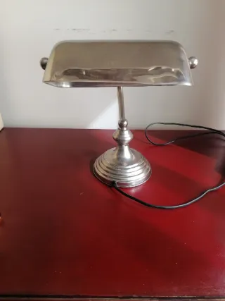 Lámpara de escritorio plateada