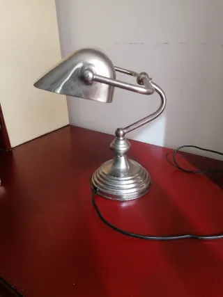 Lámpara de escritorio plateada
