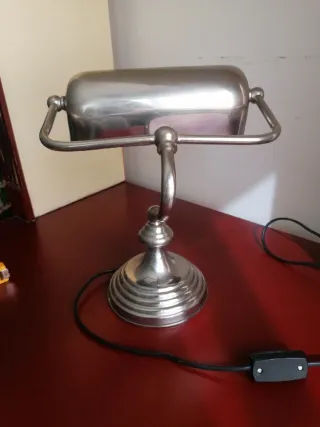 Lámpara de escritorio plateada