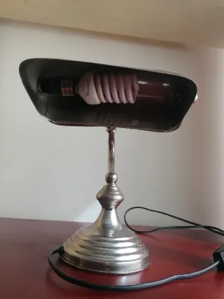 Lámpara de escritorio plateada