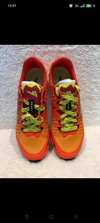 Zapatillas deportivas naranjas y verdes