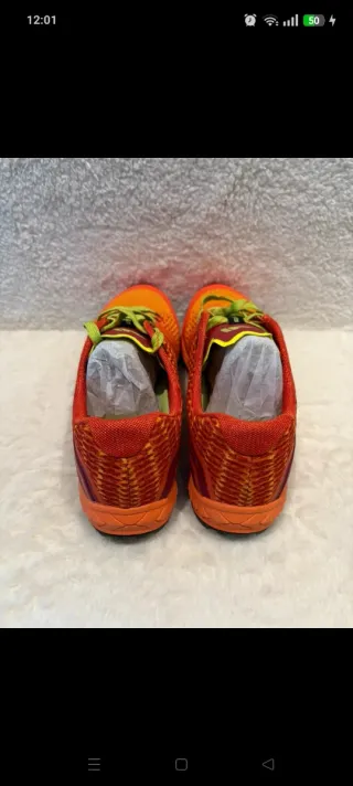 Zapatillas deportivas naranjas y verdes