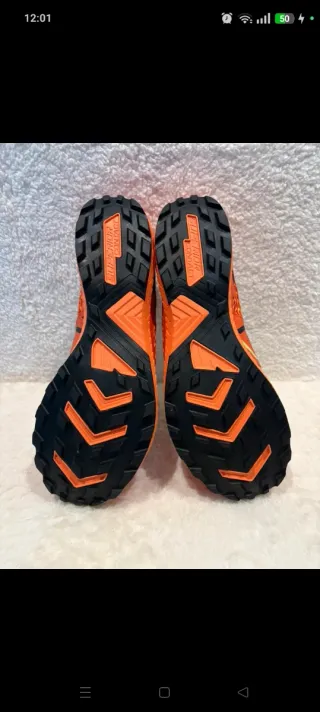 Zapatillas deportivas naranjas y verdes