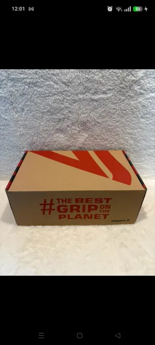 Zapatillas deportivas naranjas y verdes