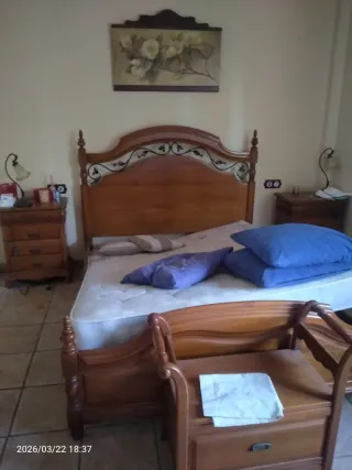 Cama de madera con cabecero con tres mecitas