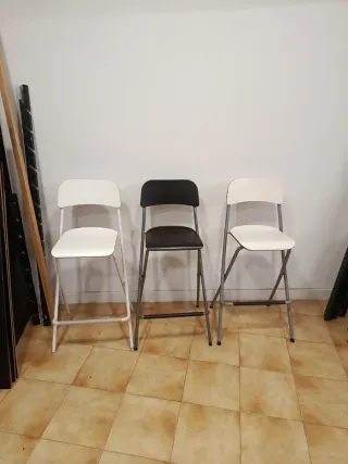 Sillas altas plegables (2 blancas, 1 negra)