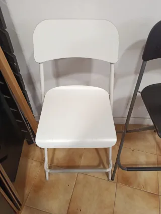 Sillas altas plegables (2 blancas, 1 negra)