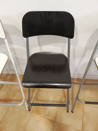 Sillas altas plegables (2 blancas, 1 negra)