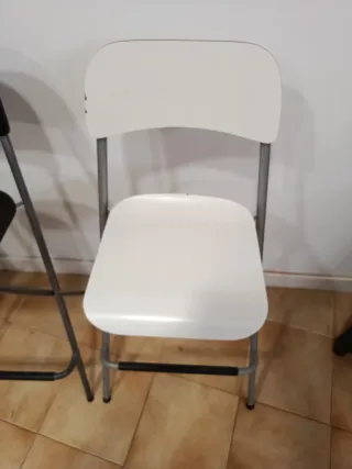 Sillas altas plegables (2 blancas, 1 negra)