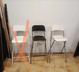 Sillas altas plegables (1 blanca y  1 negra)