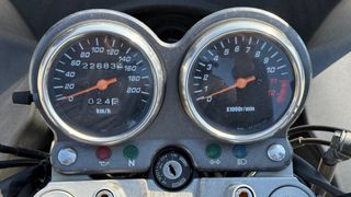 Suzuki GS500F Negra y Plateada