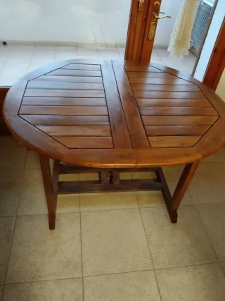 Mesa y sillas de jardín de madera