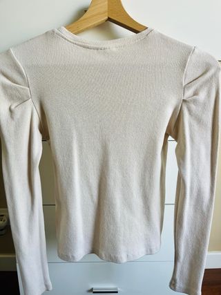 Camiseta Zara flores en relieve