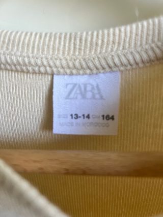 Camiseta Zara flores en relieve