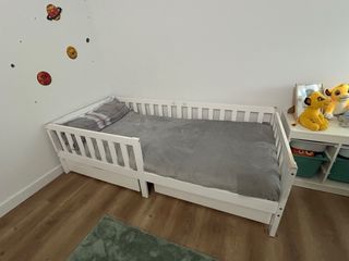 Cama infantil blanca con almacenaje