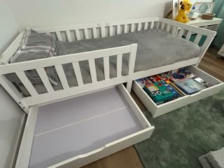 Cama infantil blanca con almacenaje