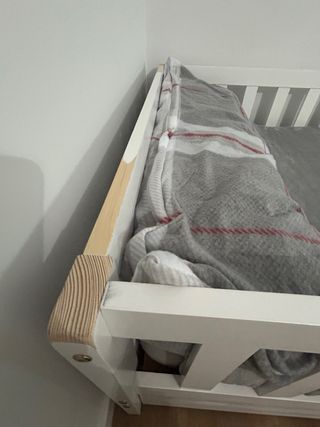 Cama infantil blanca con almacenaje