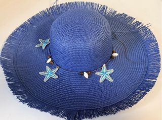 Sombrero de playa azul con estrellas de mar