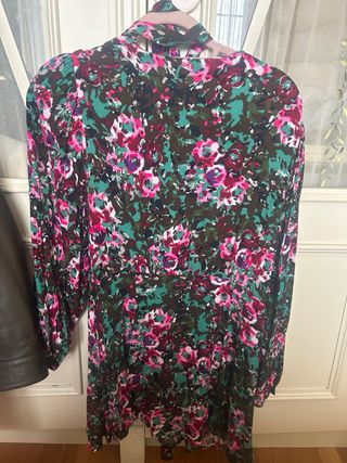 Blusa con cinturón floral