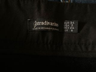 Falda de piel negra con botones