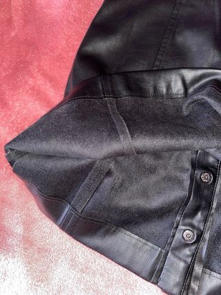 Falda de piel negra con botones