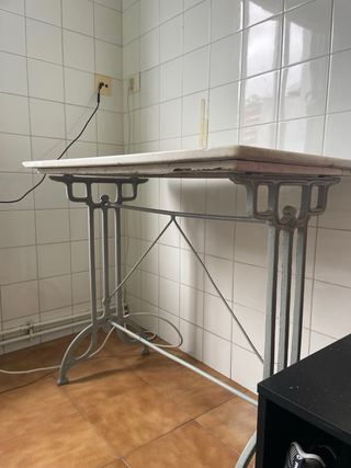 Mesa de mármol y metal gris