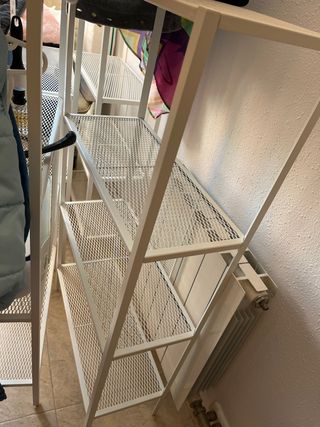 Estantería metálica blanca