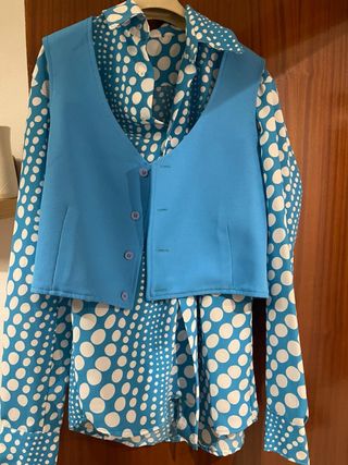 Camisa y chaleco estampado hombre