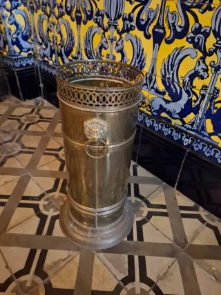 Paragüero de latón con león