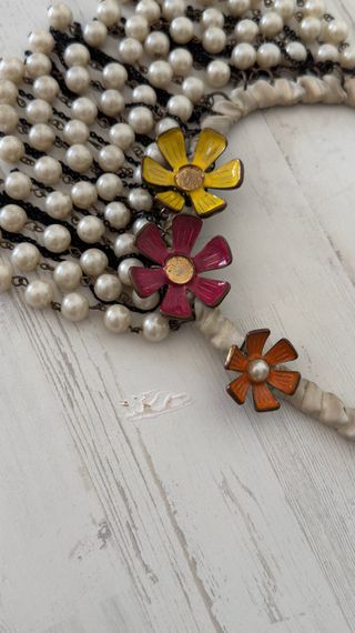 Collar de perlas y flores