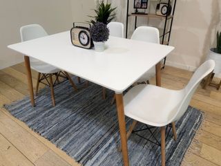 Mesa con 4 sillas nuevas de fábrica