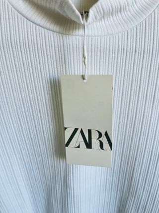 Camiseta Zara cuello volantes