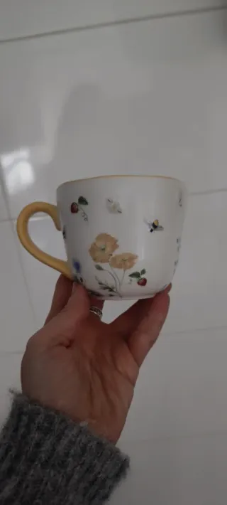Taza cerámica con flores y abejas