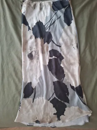 Falda Zara flores blanca y negra