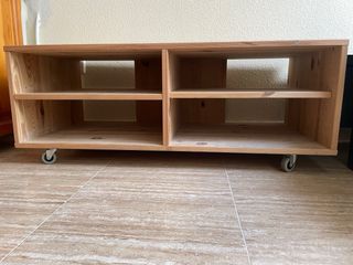 Mesa de madera con ruedas