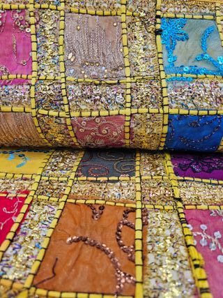 Mantel patchwork amarillo y multicolor