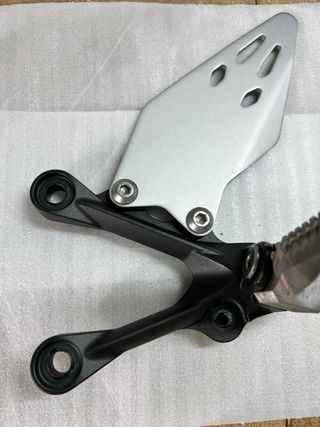 Estribera Izquierda Kawasaki ZX6R 2025