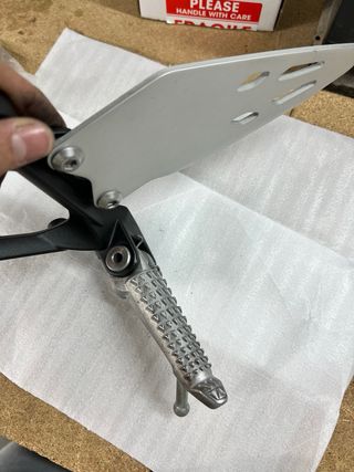 Estribera Izquierda Kawasaki ZX6R 2025