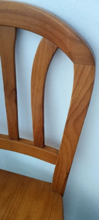 Mesa Redonda de Madera de Pino + 4 sillas