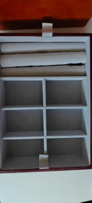 Elegante joyero de madera con compartimentos