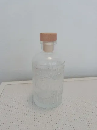 Botella de cristal decorada con tapón de madera