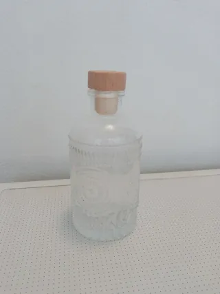 Botella de cristal decorada con tapón de madera